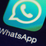 Logo de GB WhatsApp Pro en pantalla de smartphone Android.